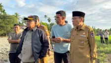 Wakil Wali Kota Padang, Maigus Nasir, mendampingi Sekretaris Utama Badan Penanggulangan Bencana Nasional (Sestama BNPB), Rustian, meninjau langsung kawasan terdampak banjir bandang di Lapau Munggu.(poto: padangkita.com).