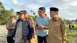 Wakil Wali Kota Padang, Maigus Nasir, mendampingi Sekretaris Utama Badan Penanggulangan Bencana Nasional (Sestama BNPB), Rustian, meninjau langsung kawasan terdampak banjir bandang di Lapau Munggu.(poto: padangkita.com).