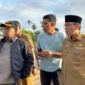 Wakil Wali Kota Padang, Maigus Nasir, mendampingi Sekretaris Utama Badan Penanggulangan Bencana Nasional (Sestama BNPB), Rustian, meninjau langsung kawasan terdampak banjir bandang di Lapau Munggu.(poto: padangkita.com).