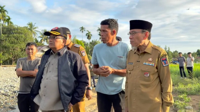 Wakil Wali Kota Padang, Maigus Nasir, mendampingi Sekretaris Utama Badan Penanggulangan Bencana Nasional (Sestama BNPB), Rustian, meninjau langsung kawasan terdampak banjir bandang di Lapau Munggu.(poto: padangkita.com).