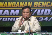 Presiden Prabowo Subianto memimpin rapat koordinasi penanganan dampak bencana gempa bumi di posko pengungsi di Markas Batalyon Teritorial Pembangunan (Yon TP) 834/Wakanga Mere di Desa Tonggurambang.(poto: istimewa).