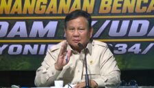Presiden Prabowo Subianto memimpin rapat koordinasi penanganan dampak bencana gempa bumi di posko pengungsi di Markas Batalyon Teritorial Pembangunan (Yon TP) 834/Wakanga Mere di Desa Tonggurambang.(poto: istimewa).