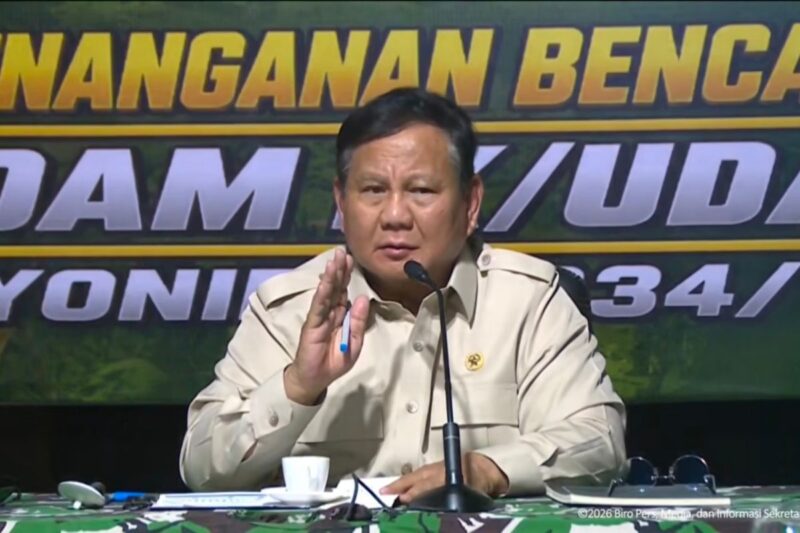 Presiden Prabowo Subianto memimpin rapat koordinasi penanganan dampak bencana gempa bumi di posko pengungsi di Markas Batalyon Teritorial Pembangunan (Yon TP) 834/Wakanga Mere di Desa Tonggurambang.(poto: istimewa).