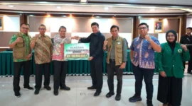 Beasiswa Andalas Golf Club sebesar Rp150 juta kepada 75 mahasiswa Universitas Andalas (UNAND).(poto: istimewa).