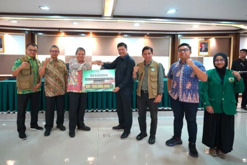 Beasiswa Andalas Golf Club sebesar Rp150 juta kepada 75 mahasiswa Universitas Andalas (UNAND).(poto: istimewa).