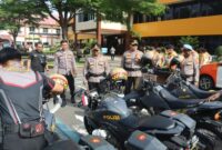 Kapolresta Padang Kombes Pol Apri Wibowo memeriksa kesiapan dan kondisi kendaraan yang akan digunakan oleh Tim Patroli Perintis Presisi di Padang, Kamis (27/8).(poto: radarsumbar.com).