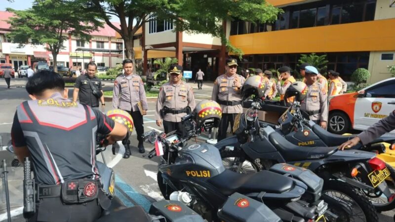 Kapolresta Padang Kombes Pol Apri Wibowo memeriksa kesiapan dan kondisi kendaraan yang akan digunakan oleh Tim Patroli Perintis Presisi di Padang, Kamis (27/8).(poto: radarsumbar.com).