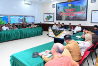 Kapolda Jambi Irjen Pol Krisno H Siregar mengikuti pengarahan Presiden Republik Indonesia mengenai penanganan Karhutla di Jambi melalui konferensi video.(poto: infojambi.com).