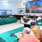 Kapolda Jambi Irjen Pol Krisno H Siregar mengikuti pengarahan Presiden Republik Indonesia mengenai penanganan Karhutla di Jambi melalui konferensi video.(poto: infojambi.com).