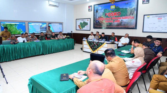 Kapolda Jambi Irjen Pol Krisno H Siregar mengikuti pengarahan Presiden Republik Indonesia mengenai penanganan Karhutla di Jambi melalui konferensi video.(poto: infojambi.com).