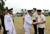 Wali Kota Sungai Penuh Alfin menyerahkan remisi umum bagi 129 warga binaan Rutan Kelas IIB pada HUT ke-81 RI.(poto: istimewa).