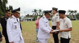Wali Kota Sungai Penuh Alfin menyerahkan remisi umum bagi 129 warga binaan Rutan Kelas IIB pada HUT ke-81 RI.(poto: istimewa).