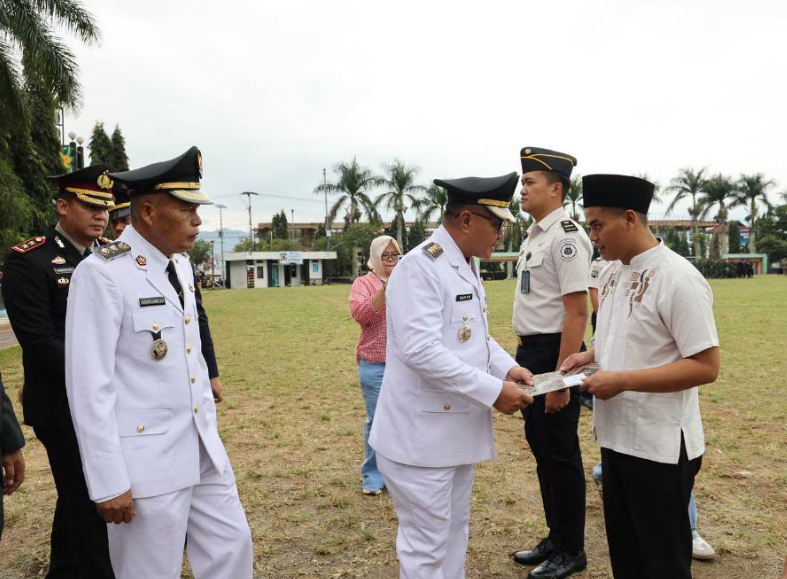 Wali Kota Sungai Penuh Alfin menyerahkan remisi umum bagi 129 warga binaan Rutan Kelas IIB pada HUT ke-81 RI.(poto: istimewa).