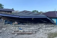 Salah satu rumah warga di Desa Lenda, Kecamatan Cibal Barat, Kabupaten Manggarai hancur akibat gempa bermagnitudo 7,7 yang mengguncang NTT, Sabtu 15 Agustus 2026 pagi.(poto: istimewa).