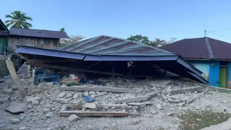 Salah satu rumah warga di Desa Lenda, Kecamatan Cibal Barat, Kabupaten Manggarai hancur akibat gempa bermagnitudo 7,7 yang mengguncang NTT, Sabtu 15 Agustus 2026 pagi.(poto: istimewa).