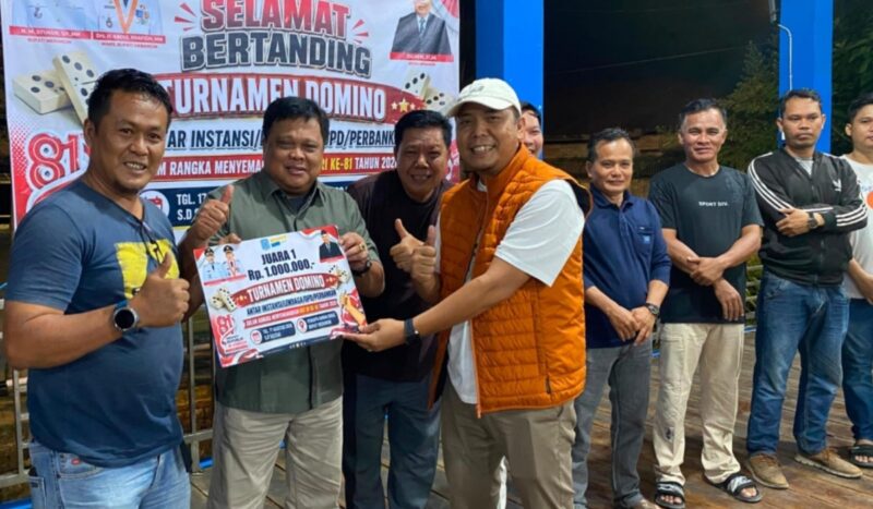 Sekretaris Daerah Merangin Zulhifni bersama pasangannya Deni Auriza sukses mengamankan gelar juara pertama pada Turnamen Domino HUT RI ke-81.(poto: kominfo).