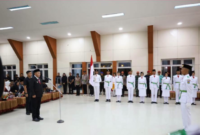 Wali Kota Sungai Penuh Alfin mengukuhkan 30 anggota Paskibraka 2026 di Gedung Nasional.(poto: oegopost.id).