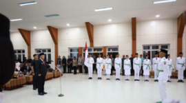 Wali Kota Sungai Penuh Alfin mengukuhkan 30 anggota Paskibraka 2026 di Gedung Nasional.(poto: oegopost.id).