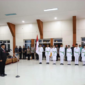 Wali Kota Sungai Penuh Alfin mengukuhkan 30 anggota Paskibraka 2026 di Gedung Nasional.(poto: oegopost.id).
