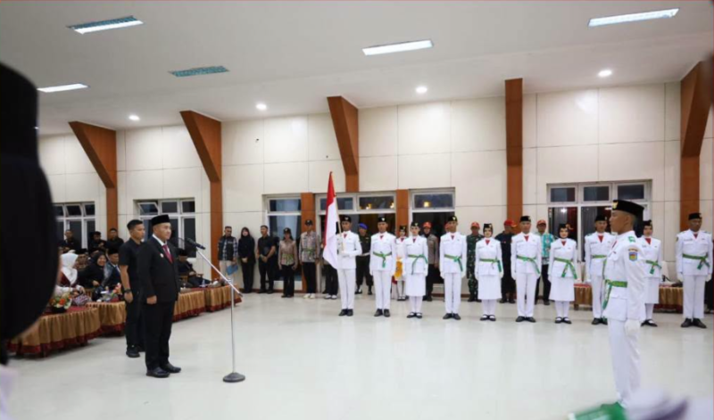 Wali Kota Sungai Penuh Alfin mengukuhkan 30 anggota Paskibraka 2026 di Gedung Nasional.(poto: oegopost.id).