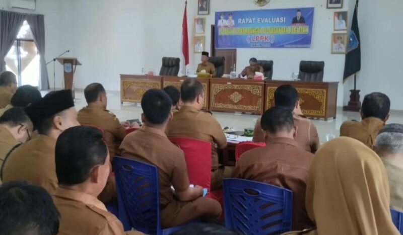 Wakil Bupati Merangin A. Khafidh memimpin rapat evaluasi LPPK Merangin 2026 di Ruang Aula Lantai 4 Kantor Bupati Merangin pada Senin (24/8).(poto: kominfo).