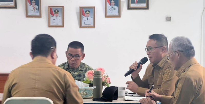 Wali Kota Sungai Penuh Alfin memimpin langsung rapat evaluasi Tim Terpadu Penertiban dan Penataan Pedagang di Rumah Dinas Wali Kota pada Selasa (11/8/2026).(poto: istimewa).