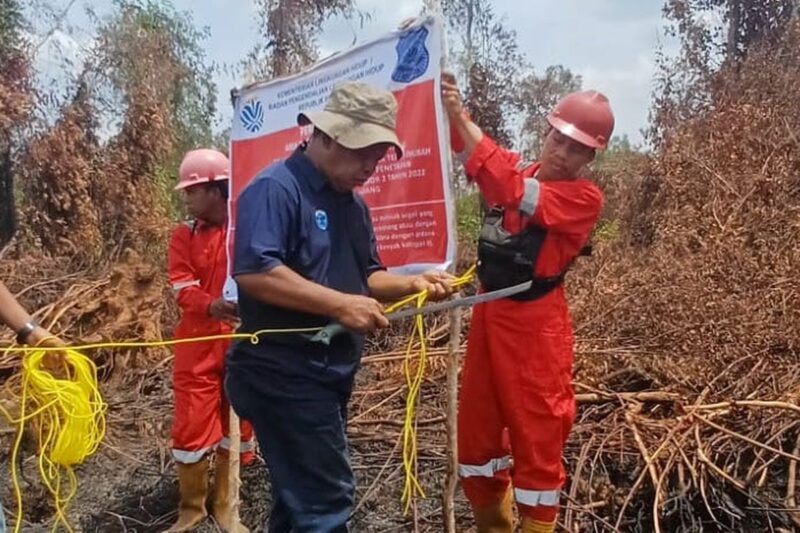 Kementerian Lingkungan Hidup/Badan Pengendalian Lingkungan Hidup (KLH/BPLH) mengambil tindakan tegas dengan menyegel area konsesi PT BHP di Kabupaten Ogan Komering Ilir, Sumatera Selatan.(poto: kompas.com).