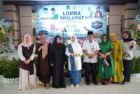 Hesnidar Haris bersama Hj Ernawati(tengah).(poto: jambilink.id)