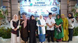 Hesnidar Haris bersama Hj Ernawati(tengah).(poto: jambilink.id)