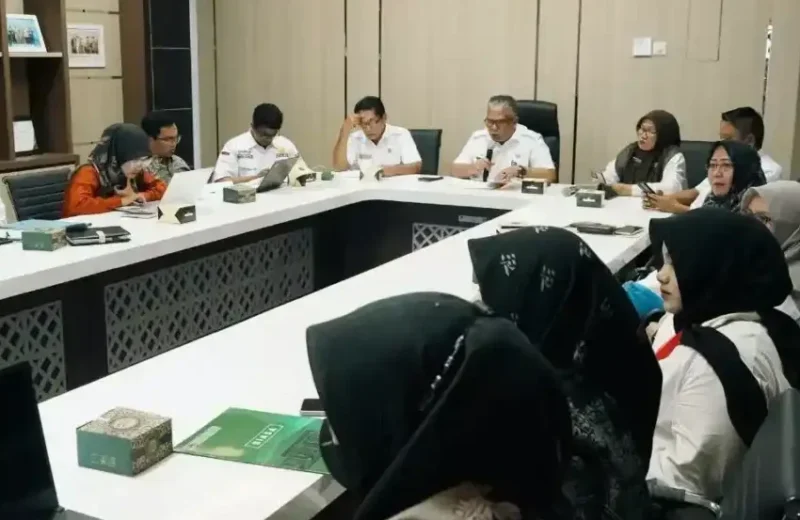 Rapat evaluasi progres penginputan data melalui aplikasi SIMSALABIM di Ruang Rapat Bupati Solok Selatan pada Selasa.(poto: kabarsumbar.com).