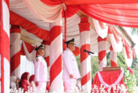 Wali Kota Sungai Penuh, Alfin, S.H., memimpin langsung jalannya pengibaran bendera selaku Inspektur Upacara.(poto: oegopost.id).