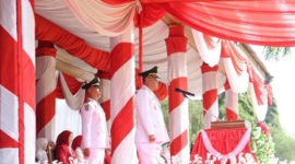 Wali Kota Sungai Penuh, Alfin, S.H., memimpin langsung jalannya pengibaran bendera selaku Inspektur Upacara.(poto: oegopost.id).