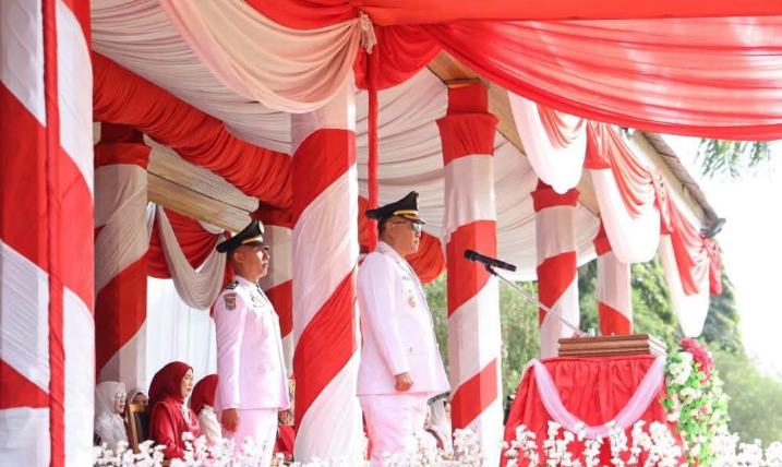 Wali Kota Sungai Penuh, Alfin, S.H., memimpin langsung jalannya pengibaran bendera selaku Inspektur Upacara.(poto: oegopost.id).