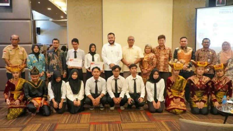 Wali Kota Padang Fadly Amran menghadiri acara penutupan Program Pelatihan Kursus Privat Magang ke Jepang sekaligus pelepasan Program Padang Juara Pelatihan Bahasa Inggris untuk Kerja ke Turki.(poto: padangkita.com).