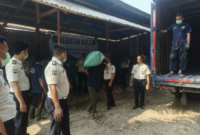 Kalapas Narkotika Kelas IIB Muara Sabak, Muhammad Askari Utomo, melepas pengiriman perdana komoditas tersebut secara simbolis pada Senin (24/8/2026).(poto: jambiday).
