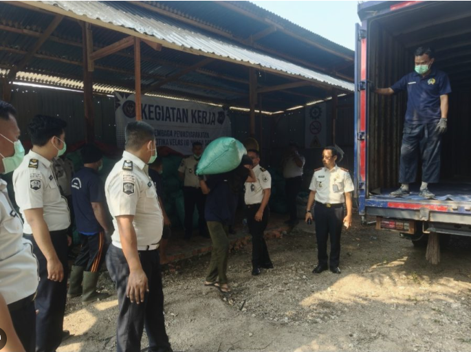 Kalapas Narkotika Kelas IIB Muara Sabak, Muhammad Askari Utomo, melepas pengiriman perdana komoditas tersebut secara simbolis pada Senin (24/8/2026).(poto: jambiday).
