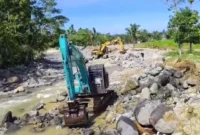 Sebanyak tiga unit alat berat sejak Selasa (4/8/2026) malam, telah bekerja untuk menormalisasi aliran sungai yang berubah jalur akibat derasnya arus banjir di Kota Padang.(poto: padangkita.com).