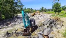 Sebanyak tiga unit alat berat sejak Selasa (4/8/2026) malam, telah bekerja untuk menormalisasi aliran sungai yang berubah jalur akibat derasnya arus banjir di Kota Padang.(poto: padangkita.com).