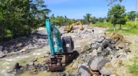 Sebanyak tiga unit alat berat sejak Selasa (4/8/2026) malam, telah bekerja untuk menormalisasi aliran sungai yang berubah jalur akibat derasnya arus banjir di Kota Padang.(poto: padangkita.com).