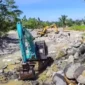 Sebanyak tiga unit alat berat sejak Selasa (4/8/2026) malam, telah bekerja untuk menormalisasi aliran sungai yang berubah jalur akibat derasnya arus banjir di Kota Padang.(poto: padangkita.com).