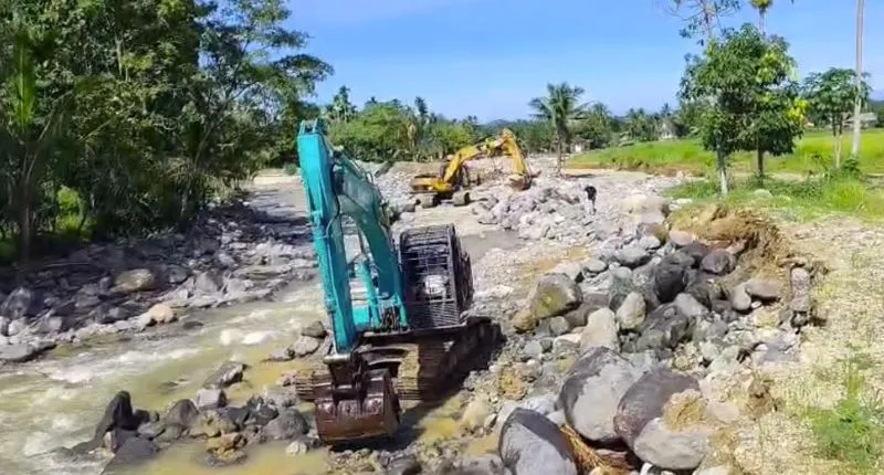 Sebanyak tiga unit alat berat sejak Selasa (4/8/2026) malam, telah bekerja untuk menormalisasi aliran sungai yang berubah jalur akibat derasnya arus banjir di Kota Padang.(poto: padangkita.com).