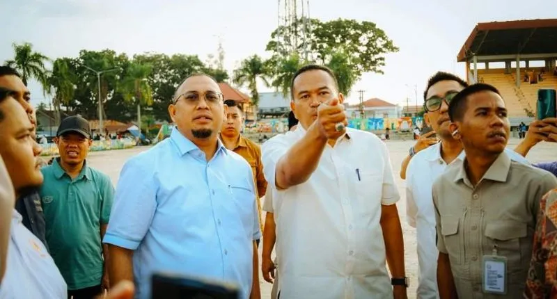 Wakil Ketua Komisi VI DPR RI, Andre Rosiade bersama Wali Kota Pariaman Yota Balad meninjau Youth Center Kota Pariaman atau GOR Rawang.(poto: padangkita.com).