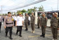 Sekretaris Daerah Kota Pariaman, Afrizal Azhar bersama Kapolres Pariaman AKBP Andreanaldo Ademi melakukan inspeksi pasukan pada Apel Gelar Pasukan Operasi Ketupat 2026.(poto: padangkita.com).