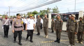 Sekretaris Daerah Kota Pariaman, Afrizal Azhar bersama Kapolres Pariaman AKBP Andreanaldo Ademi melakukan inspeksi pasukan pada Apel Gelar Pasukan Operasi Ketupat 2026.(poto: padangkita.com).