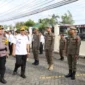 Sekretaris Daerah Kota Pariaman, Afrizal Azhar bersama Kapolres Pariaman AKBP Andreanaldo Ademi melakukan inspeksi pasukan pada Apel Gelar Pasukan Operasi Ketupat 2026.(poto: padangkita.com).