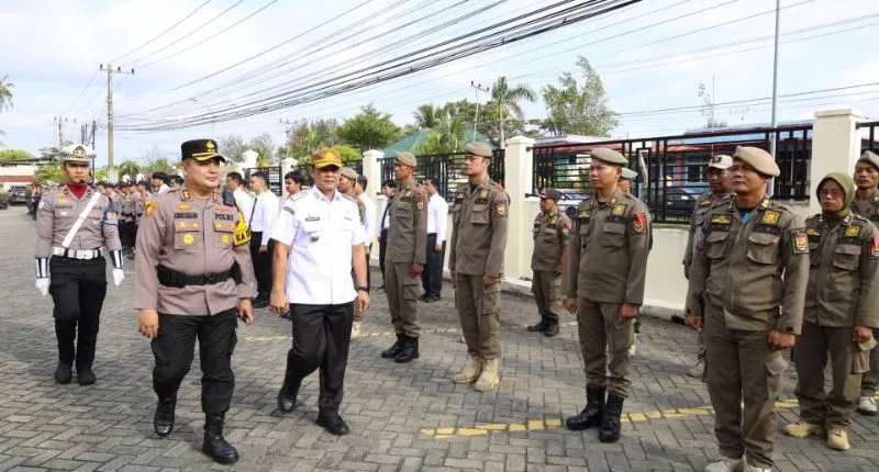 Sekretaris Daerah Kota Pariaman, Afrizal Azhar bersama Kapolres Pariaman AKBP Andreanaldo Ademi melakukan inspeksi pasukan pada Apel Gelar Pasukan Operasi Ketupat 2026.(poto: padangkita.com).