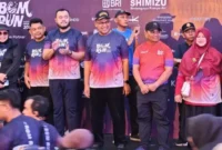 Sekdaprov Sumbar Arry Yuswandi bersama Wali Kota Padang Fadly Amran melepas peserta Blue Ocean Minang (BOM) Run 2026.(poto: padangkita.com).