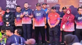 Sekdaprov Sumbar Arry Yuswandi bersama Wali Kota Padang Fadly Amran melepas peserta Blue Ocean Minang (BOM) Run 2026.(poto: padangkita.com).