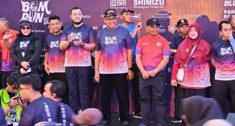 Sekdaprov Sumbar Arry Yuswandi bersama Wali Kota Padang Fadly Amran melepas peserta Blue Ocean Minang (BOM) Run 2026.(poto: padangkita.com).