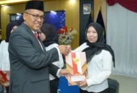  Arry Yuswandi menyerahkan Surat Keputusan Remisi kepada warga binaan Rumah Tahanan Kelas II B Padang dalam rangka memperingati HUT ke-81 RI di Rumah Tahanan Kelas II B Padang.(poto: padangkita.com).